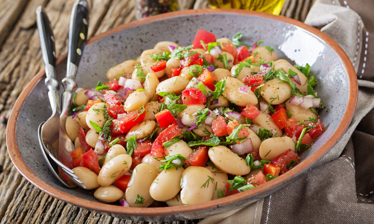 Receta culinaria: Ensalada de alubias blancas, tomates y perejil